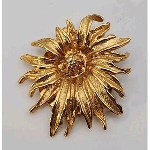 Vintage gold tone signed Elizabeth Morrey Daisy flower floral Scarf Clip